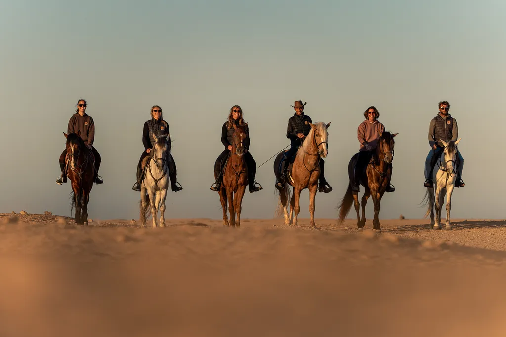 L'équipe du Ranch des Dunes à cheval dans les dunes de Dakhla
