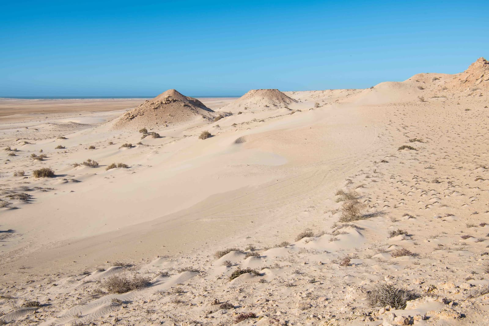Dunes de sable doré sous le ciel bleu de Dakhla
