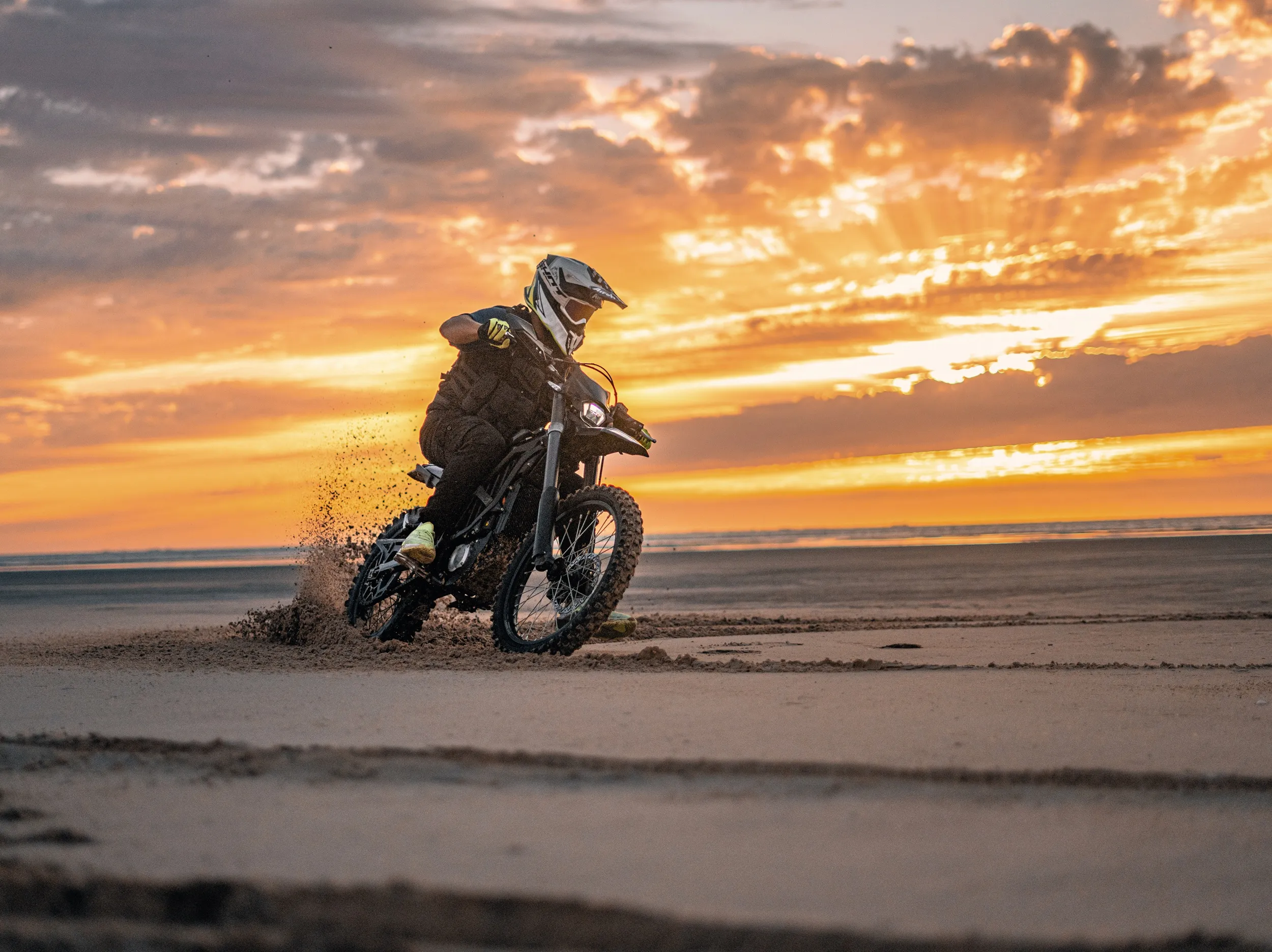 Moto eléctrica en el desierto de Dakhla